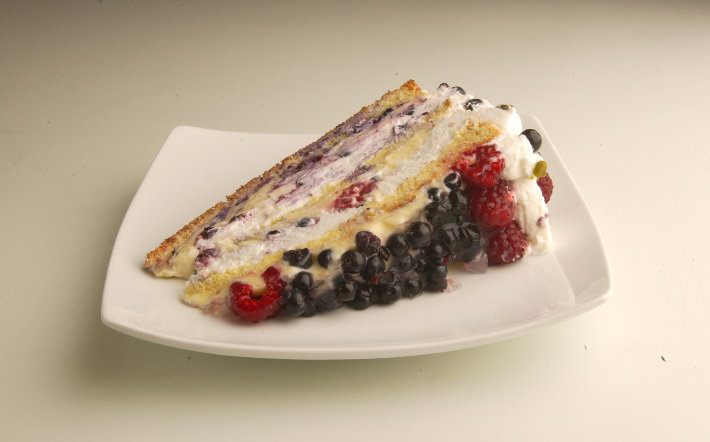 Krem torta sa sezonskim voćem